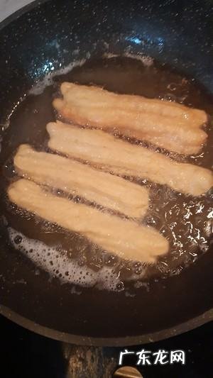 可以用奶粉和面炸油条,怎样炸油饼又软又蓬松教程