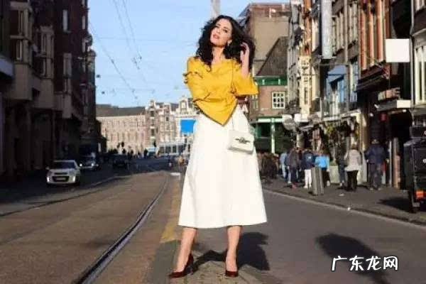 背带裙太大了怎么穿好看,背带裙搭配什么上衣好看