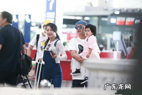 背带裙太大了怎么穿好看,背带裙搭配什么上衣好看