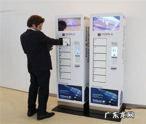 机场有充电的地方,坐飞机的等候室有充电地方