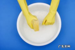 盆上贴纸的胶怎么才能弄干净,塑料盆上的标签胶怎么去除