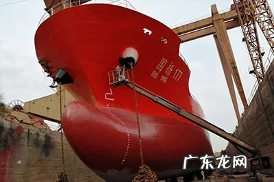 轮船底部一般都会涂抹底漆主要原因是,轮船底部为什么是红色