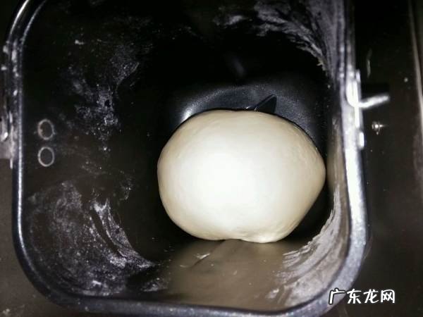 为什么面团搓不成长条,做面包揉面粘案板怎么办