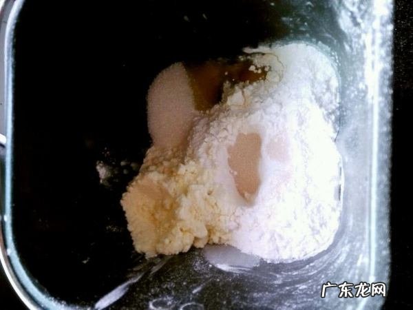 为什么面团搓不成长条,做面包揉面粘案板怎么办