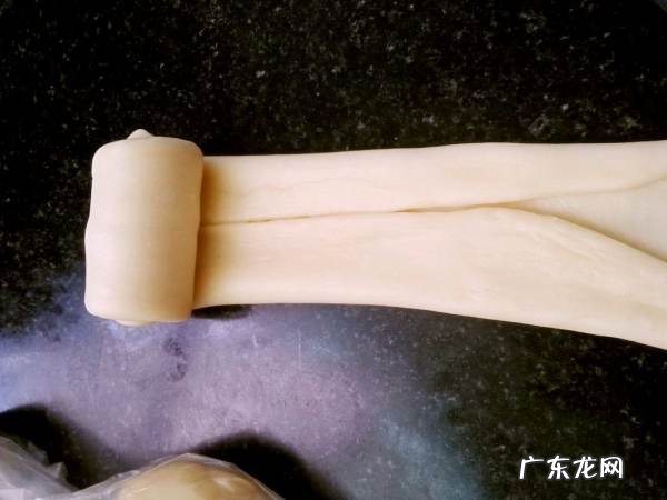 为什么面团搓不成长条,做面包揉面粘案板怎么办