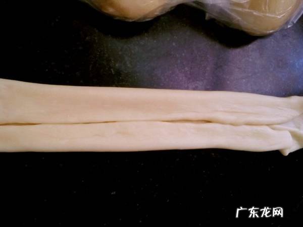 为什么面团搓不成长条,做面包揉面粘案板怎么办