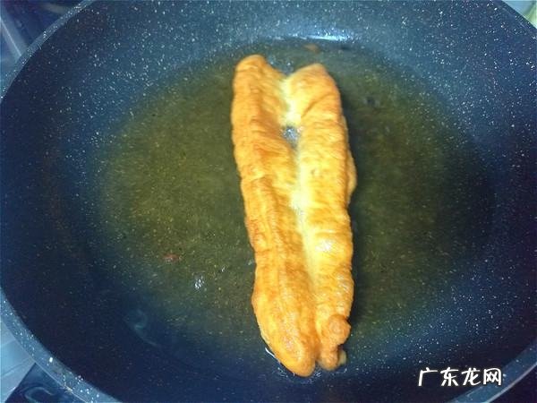 如何让油条松软,油条的做法和配方 酥脆蓬松麻花