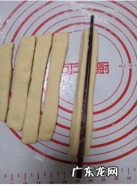 如何让油条松软,油条的做法和配方 酥脆蓬松麻花