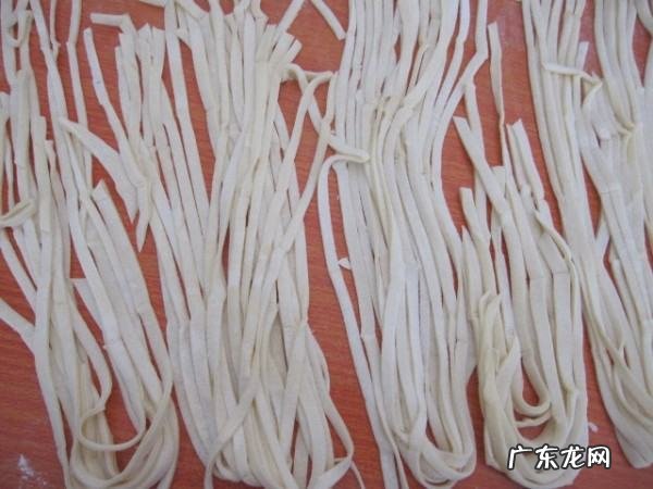 怎么擀面条家庭做法,手擀面配方做法