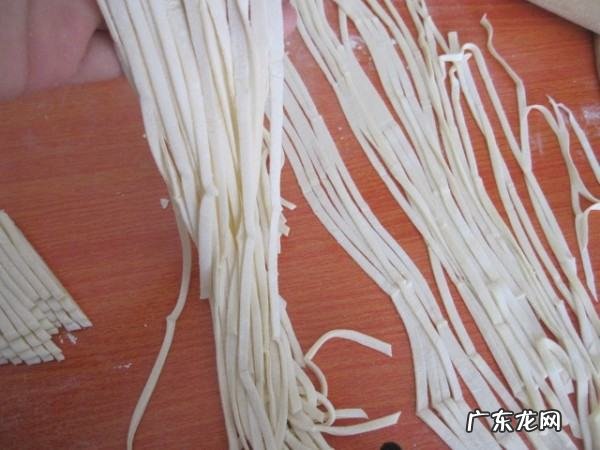 怎么擀面条家庭做法,手擀面配方做法