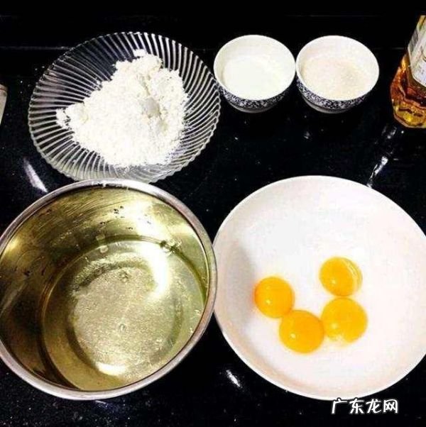 为什么鸡蛋糕总是发不起来,做蛋糕用的鸡蛋是冰冻的还是常温的