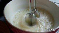 为什么鸡蛋糕总是发不起来,做蛋糕用的鸡蛋是冰冻的还是常温的