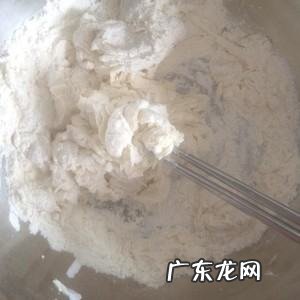 如何和面粉不沾手,做馒头和面粉时怎样才不粘手