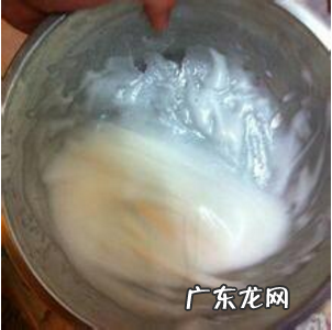 蛋白打出来是奶油,用鸡蛋清打出的奶油能直接吃