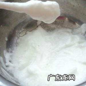蛋白打出来是奶油,用鸡蛋清打出的奶油能直接吃
