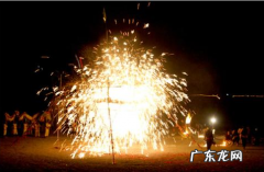 观看烟花爆竹应至少远离燃火点多少米以外,看烟花爆竹至少远离多少米之外