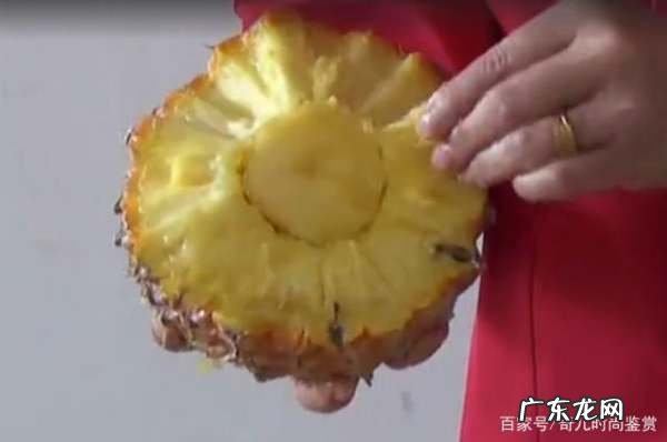菠萝没削皮怎么吃,菠萝不削皮怎么切