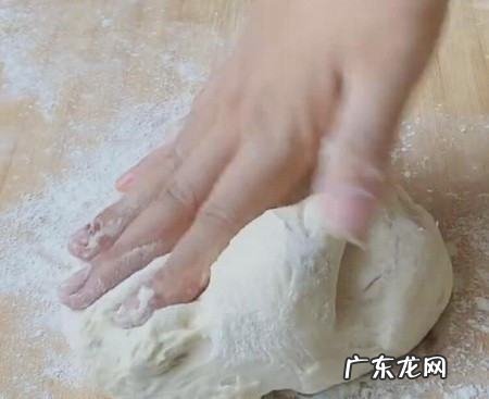 面包发酵后粘手怎么办,发面特别粘手是什么原因