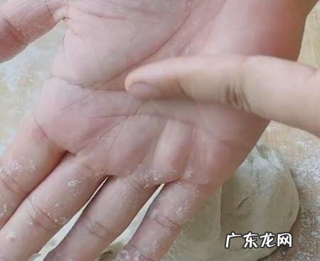 面包发酵后粘手怎么办,发面特别粘手是什么原因