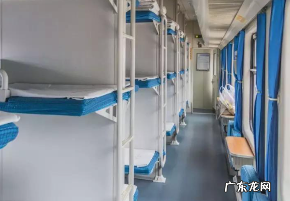 卧铺车厢有充电口,火车硬卧可以充电在哪个位置