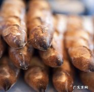 法棍面包是硬的,法棍吃起来酸