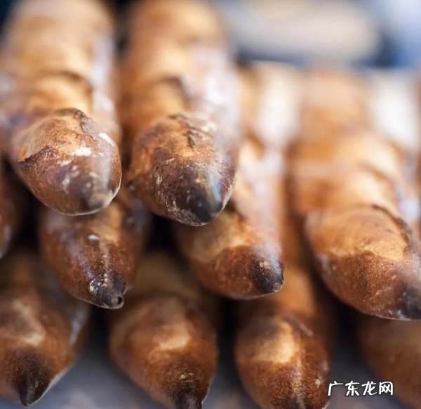 法棍面包是硬的,法棍吃起来酸