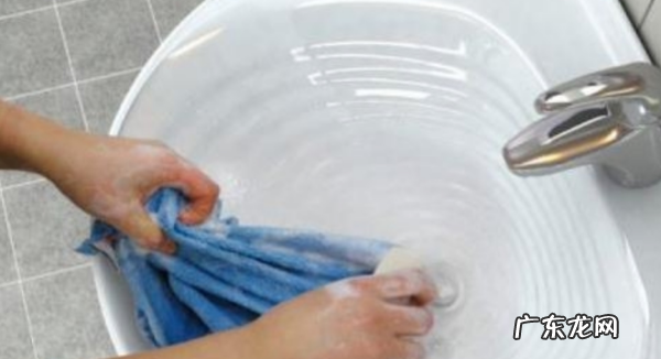 油笔油弄衣服上怎么去除黑色,衣服沾油怎么洗掉
