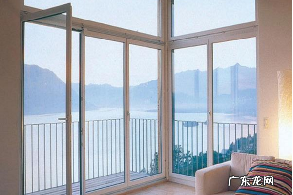 冬天窗户被冻住怎么打开,窗框结冰打不开怎么办