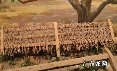 铁鼠胸口的木牌上写的字是什么,山上劝人猛回头的牌子是上面写的是什么意思