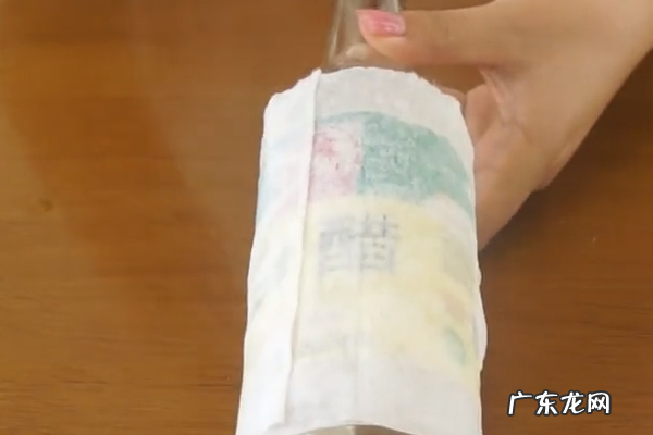 玻璃上贴纸胶怎么清理,未干的玻璃胶怎么清除