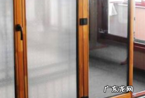 玻璃上贴纸胶怎么清理,未干的玻璃胶怎么清除
