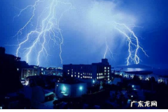 雷雨时远离高压线多少米是安全距离,在雷雨天不要走近高压电线避雷针远离多少米以外