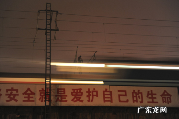下雨天远离高压线多少米,雷雨天远离高压线至少多少米