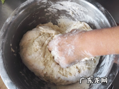 为什么揉的面团是散的,为什么和好的面团怎么也揉不光滑越揉越散像是一点面筋也没有而且一...