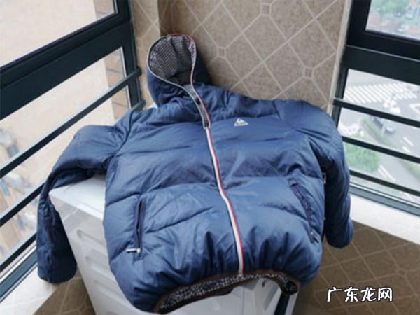 羽绒服放到洗衣机里洗成坨了怎么办,羽绒服用洗衣机洗了一坨怎么办
