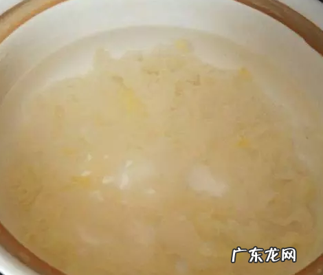 银耳汤的配料有哪些,做银耳汤需要哪些材料窍门