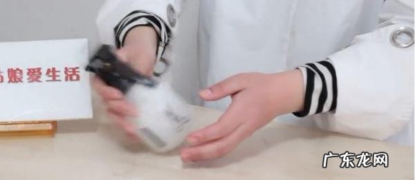 如何清理玻璃上的水垢,玻璃的水渍怎么去除小妙招