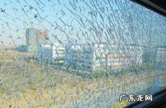 冬天玻璃裂了怎么回事,冬天新换的窗户一圈长毛怎么处理