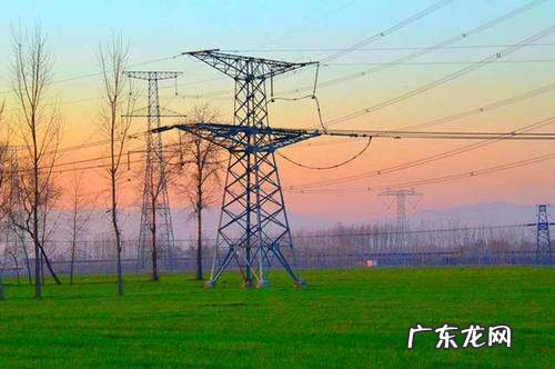 远离高压电线杆多少米是安全距离,雷雨天气不要走近高压电杆多少米