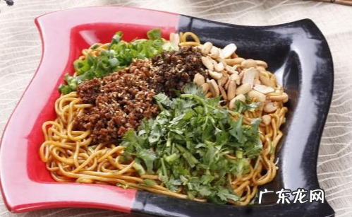 热干面芝麻酱还是花生酱,武汉热干面加的是花生酱还是芝麻酱