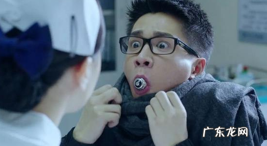 灯泡放嘴巴里怎么取出来,为什么灯泡塞进嘴里拿不出来怎么办