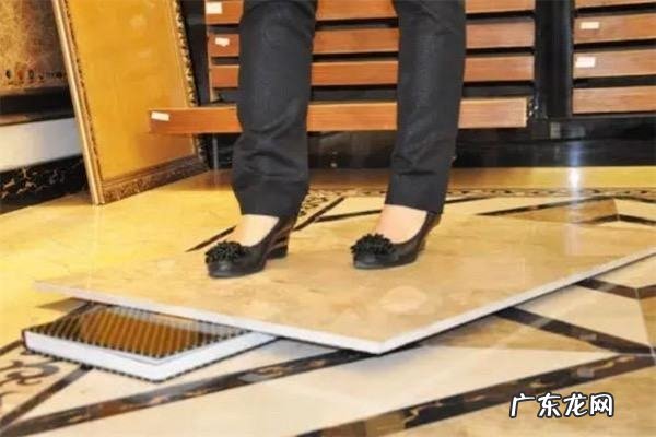 鞋子在瓷砖上吱吱响怎么消除,鞋子走路鞋底吱吱响是正品