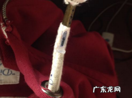 卫衣的绳子怎么装回去,卫衣帽子绳子掉出来了怎么弄回去
