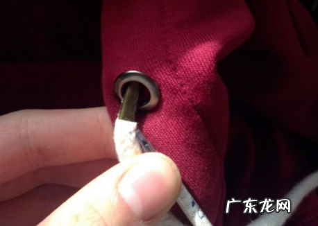 卫衣的绳子怎么装回去,卫衣帽子绳子掉出来了怎么弄回去