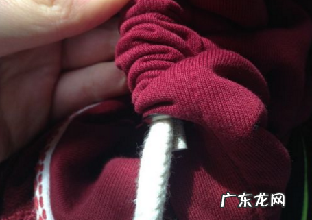 卫衣的绳子怎么装回去,卫衣帽子绳子掉出来了怎么弄回去