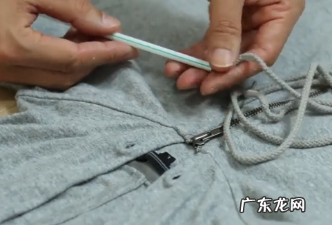 卫衣的绳子怎么装回去,卫衣帽子绳子掉出来了怎么弄回去