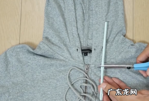 卫衣的绳子怎么装回去,卫衣帽子绳子掉出来了怎么弄回去