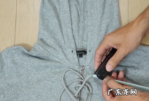 卫衣的绳子怎么装回去,卫衣帽子绳子掉出来了怎么弄回去