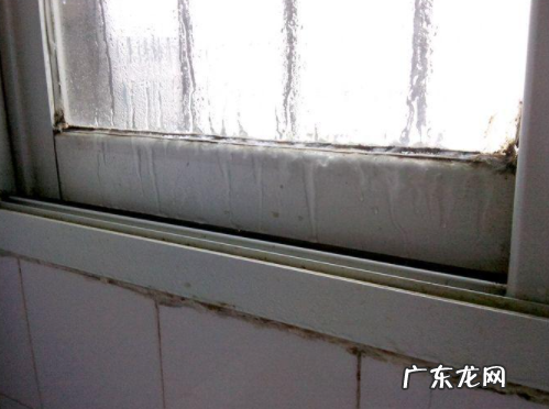 窗户里面结冰怎么解决,冬季阳台窗户结冰怎么回事