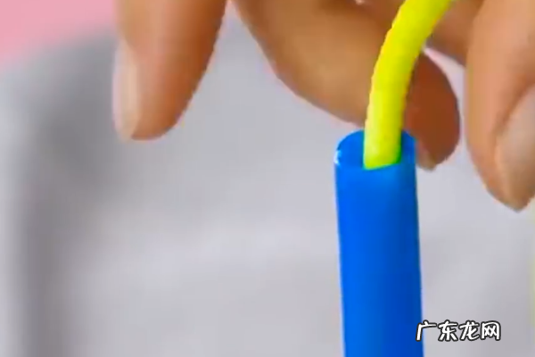 卫衣的绳子怎么装回去,卫衣的帽子上的带子怎么打结